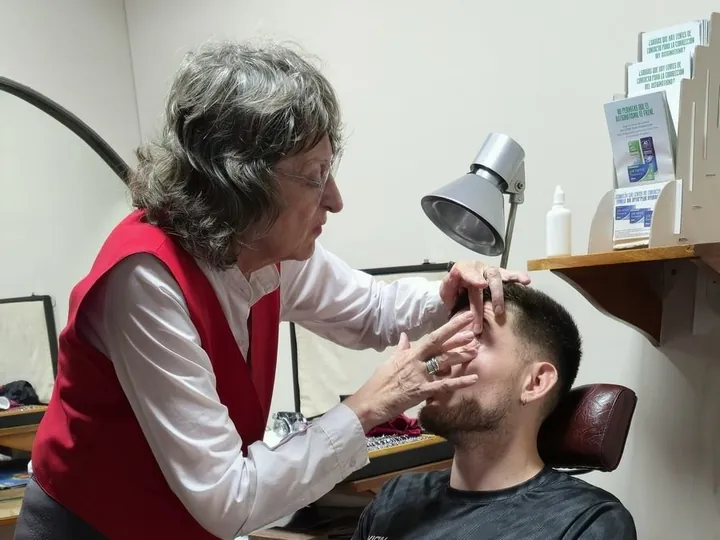 La profesional revisando los ojos de un paciente antes de la adaptación
