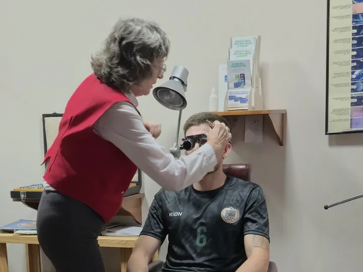 La profesional acompañando a un paciente durante la prueba de lentes
