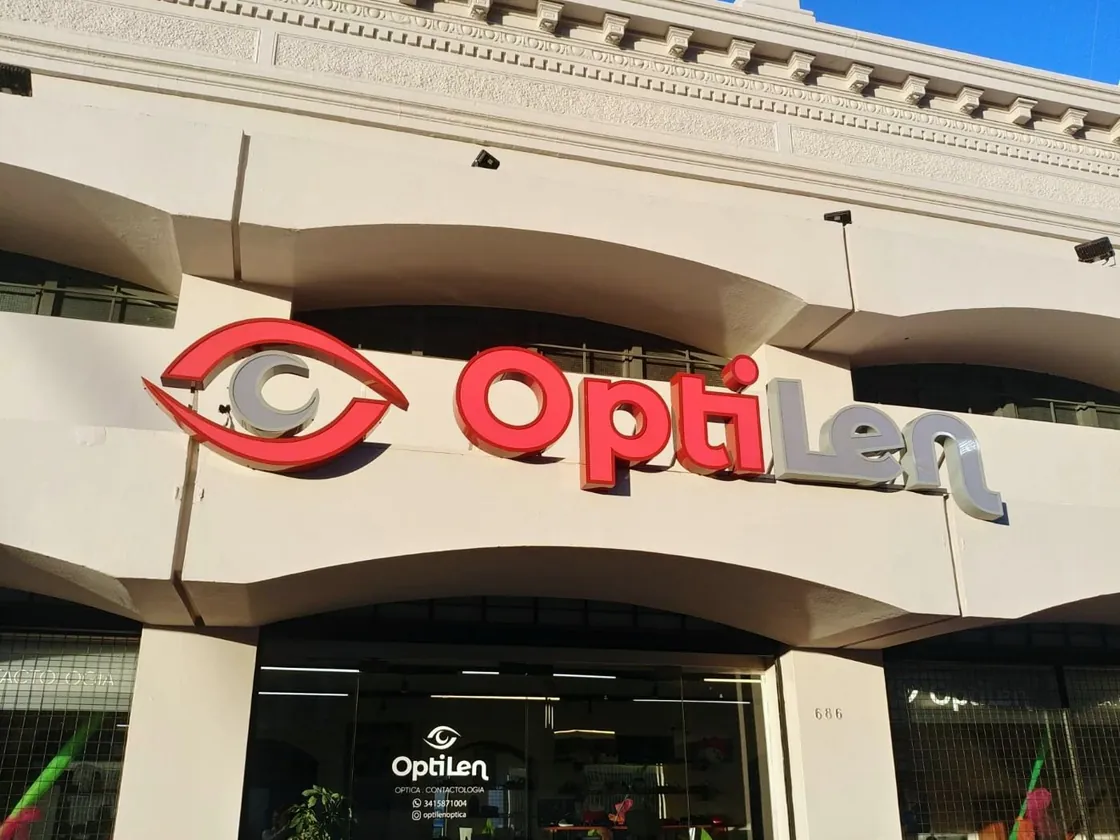 Fachada del local de Optilen en Av. Alberdi 686, Rosario