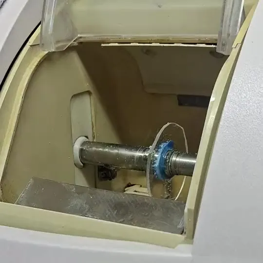 La biseladora automática cortando un cristal