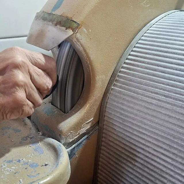 Ajuste a mano de un cristal en la máquina de esmeril