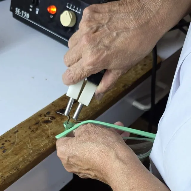 Soldadura de una pieza de un armazón en el taller